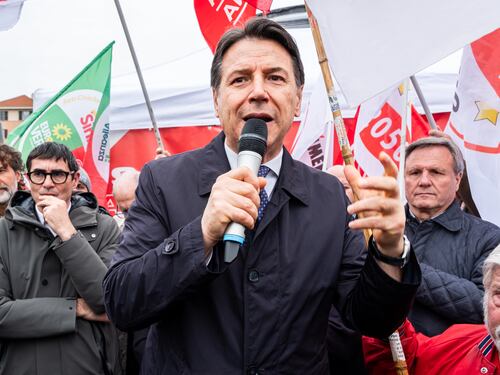 La piazza di Conte manda in tilt i dem. De Luca aderisce, dilemma Schlein