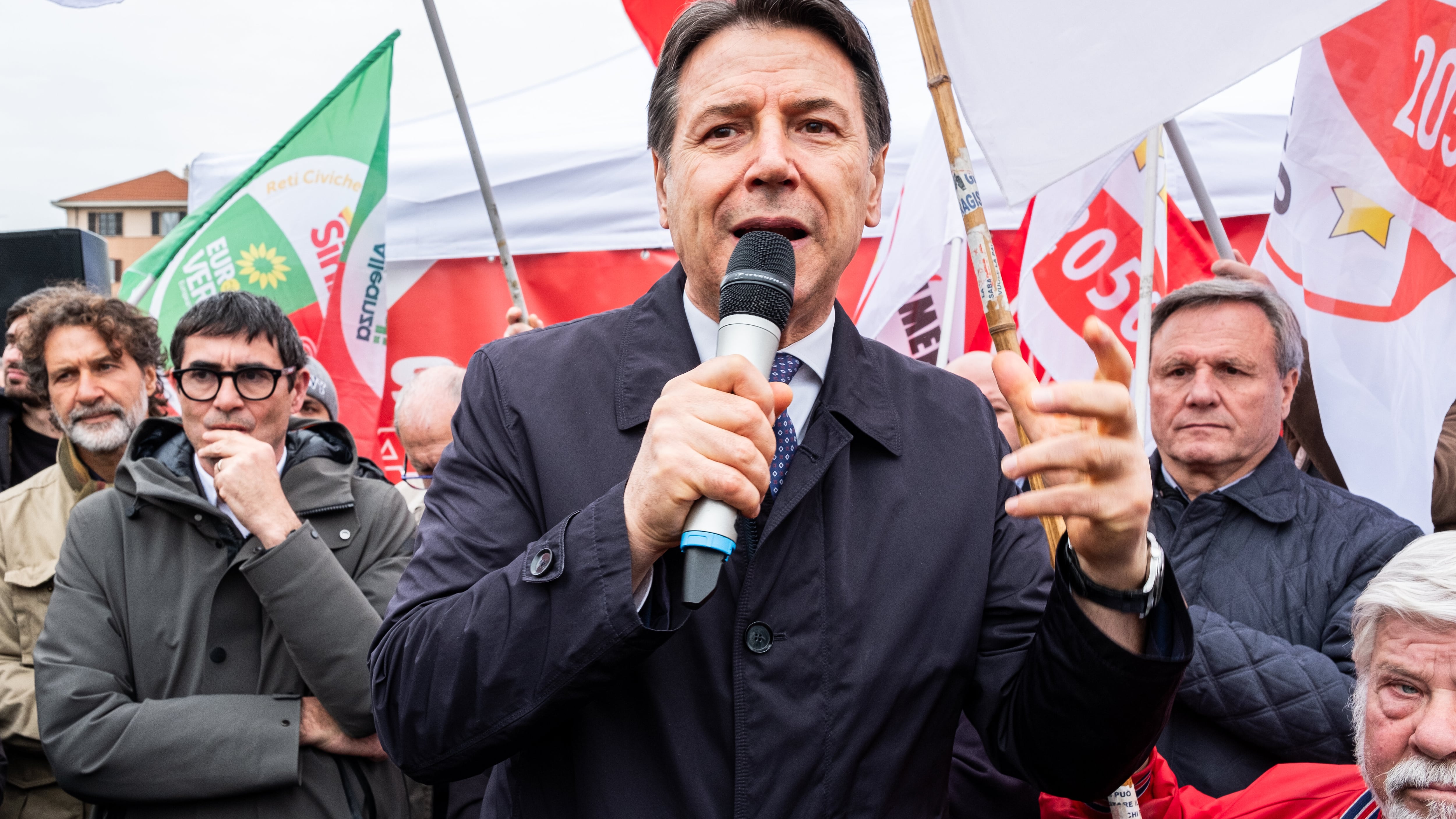 Conte prepara la piazza anti Nato e inguaia il Pd: così punta alla testa del fronte pacifista