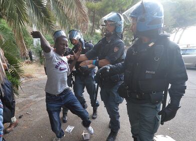 Ventimiglia, sgomberati gli immigrati al confine 17