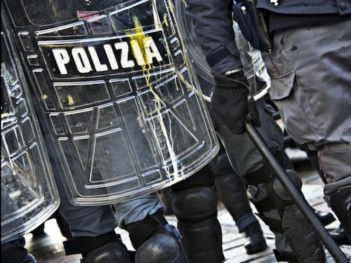 Napoli, la polizia attacca De Magistris: "Ha alimentato odio, si dimetta"