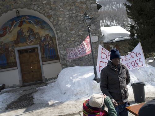 Migranti occupano la chiesa al gelo. Il prete con la scopa: "Andate via"