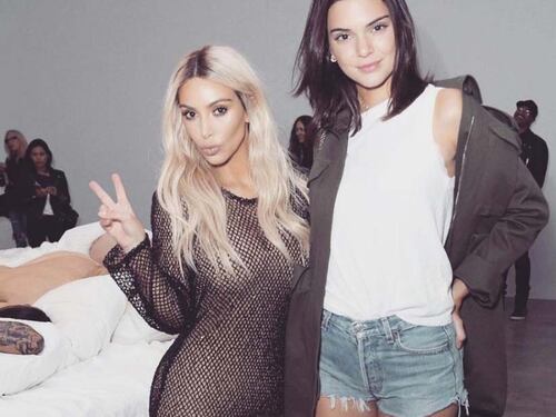 Anche Kim Kardashian senza slip in passerella