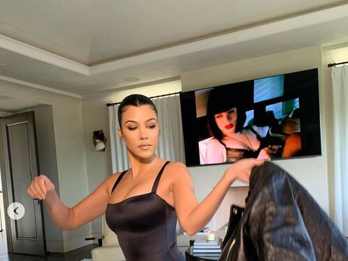 Kourtney Kardashian contro gli hater: "Bacerò i miei figli sulle labbra"