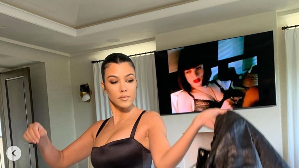 Kourtney Kardashian contro gli hater: "Bacerò i miei figli sulle labbra"