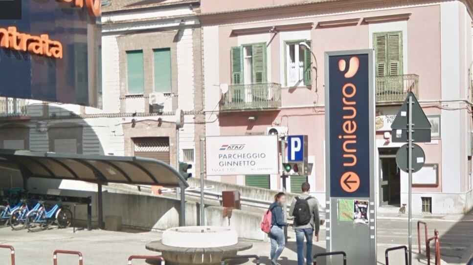 Coppia aggredita dal branco: preso di mira un gambiano