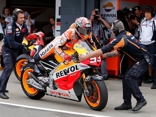 Australia, Marquez squalificato: Lorenzo vince e riapre il mondiale