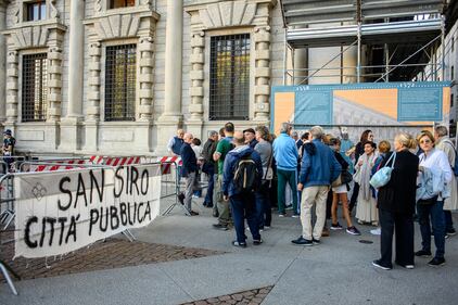 San Siro: fuori Palazzo Marino la protesta contro la vendita 1