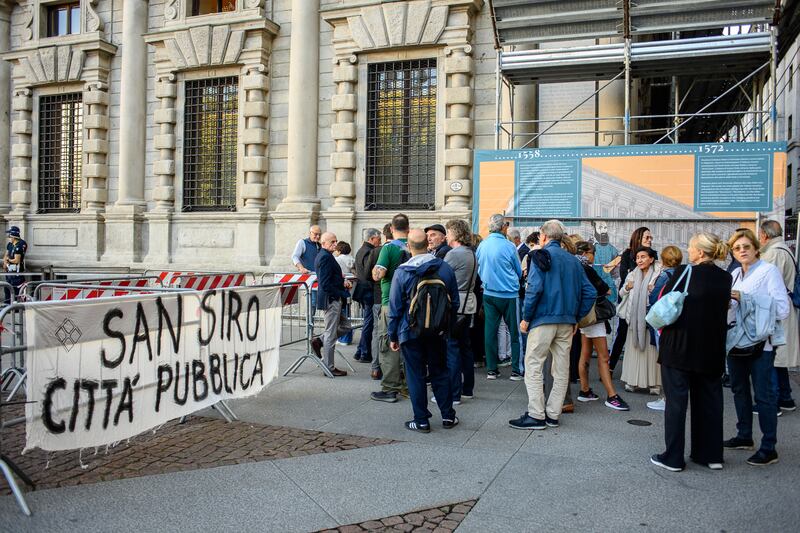 San Siro: fuori Palazzo Marino la protesta contro la vendita 1