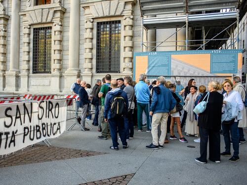 San Siro: fuori Palazzo Marino la protesta contro la vendita