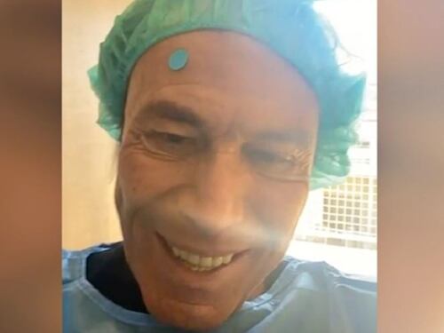 "Vedo tutto storto". Venditti operato a un occhio