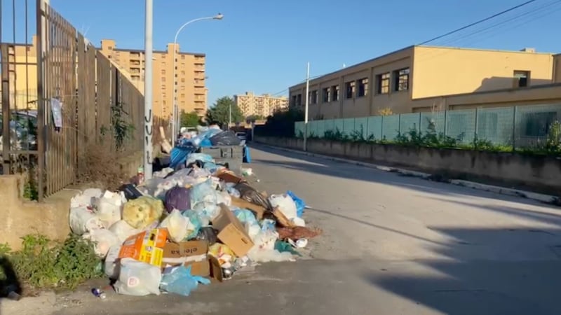 Palermo sommersa dai rifiuti: materassi e motorini in discarica 11