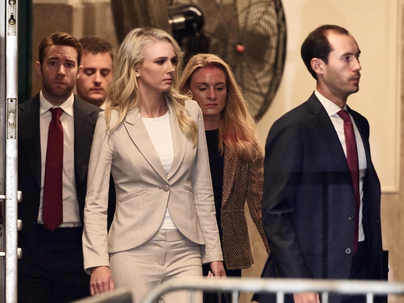 “Trump vuole solo stare con lei”: ecco chi è l’assistente del presidente finita al centro delle polemiche