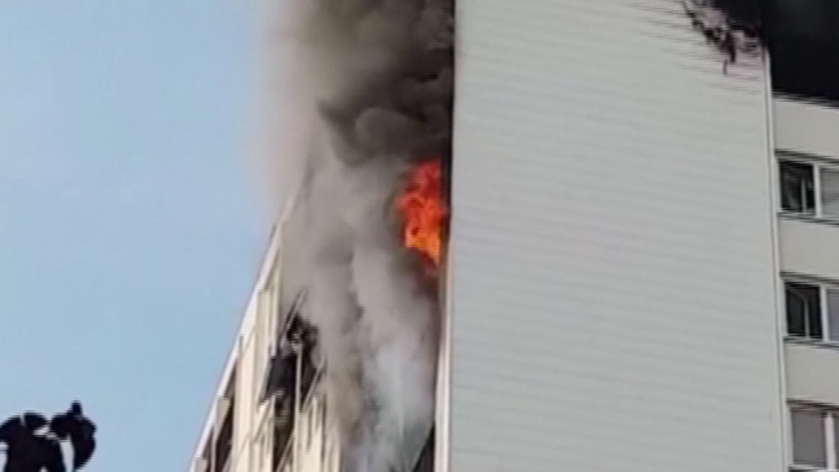Parigi, incendio in una torre di 18 piani: morta donna e 3 bimbi