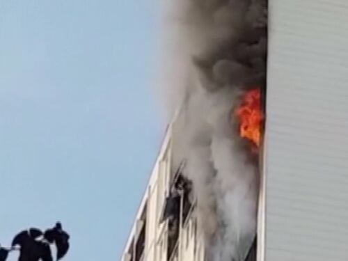Parigi, incendio in una torre di 18 piani: morta donna e 3 bimbi