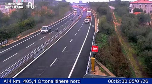 Assalto a un portavalori lungo la A14 con chiodi e fumogeni: le foto 2