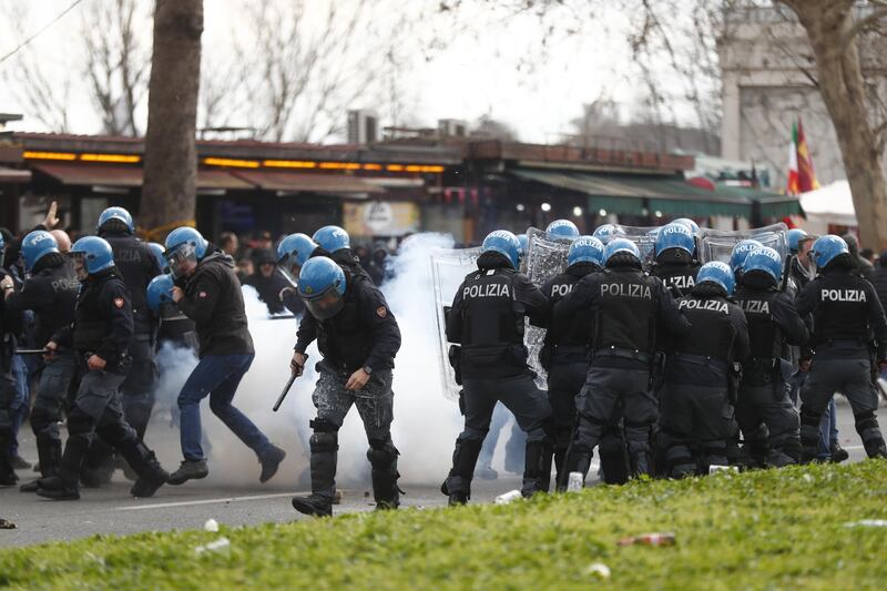 Scontri tra tifosi prima del derby Lazio-Roma: le immagini 4