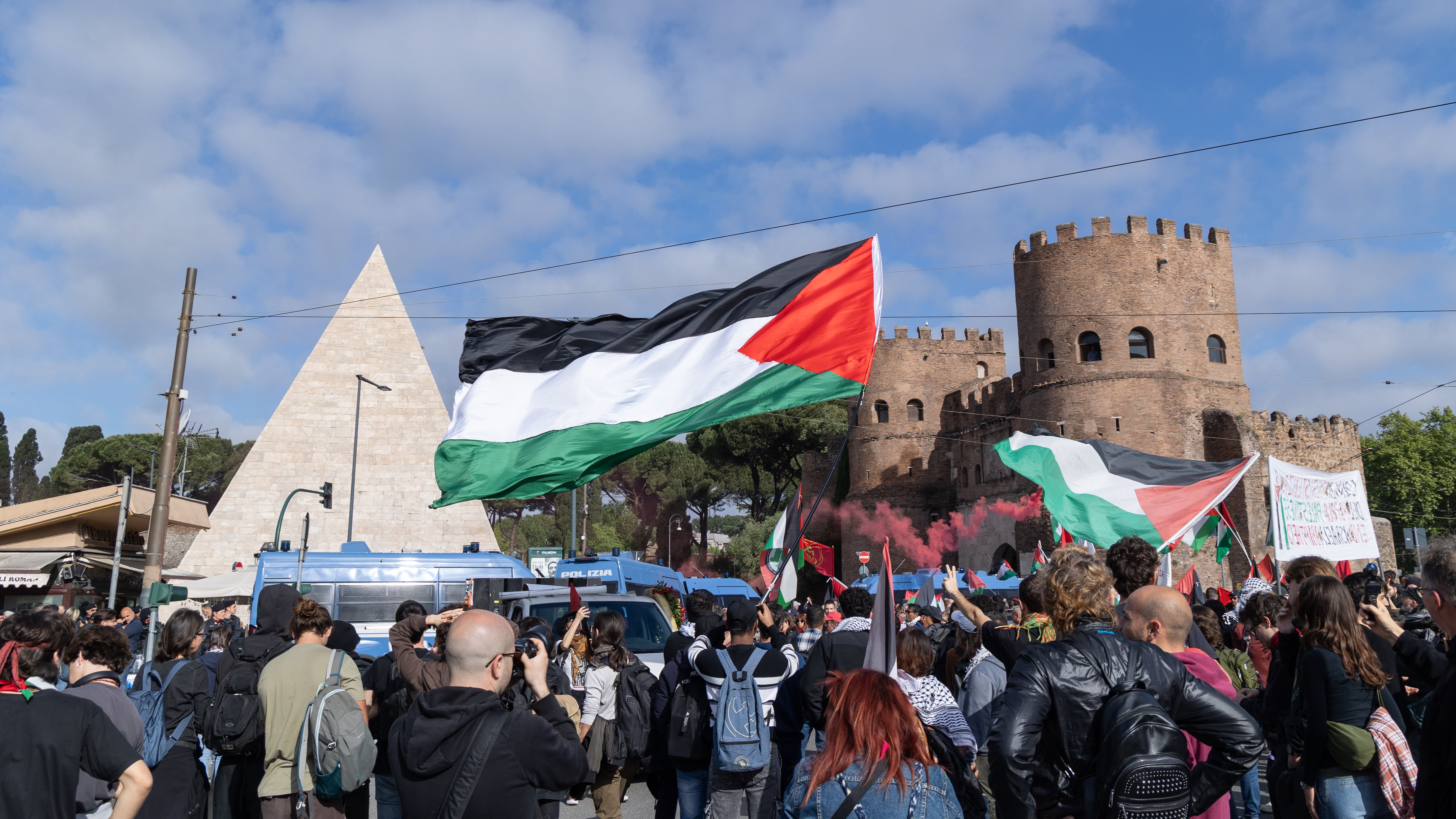 "Siete assassini". Anpi e pro Pal spaccano il 25 aprile. A Roma sventola la bandiera di Hamas
