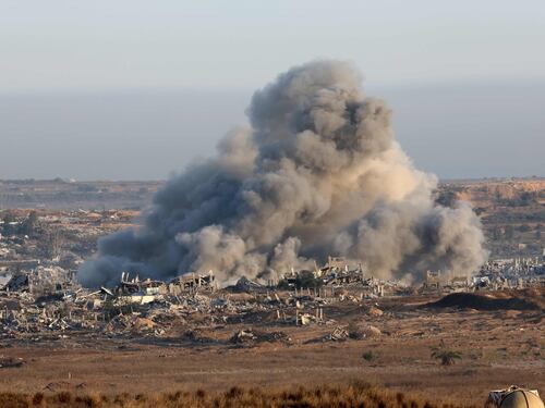 Colpita una chiesa cattolica a Gaza, tre morti. Netanyahu: "Attaccata per errore". Nuovi raid dell'Idf in Siria