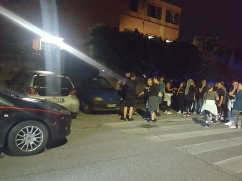 Roma, 13enni molestate da due migranti. Residenti inferociti
