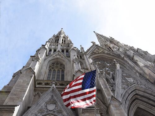 Folle tenta di dar fuoco a cattedrale di New York: voleva un'altra Notre-Dame?