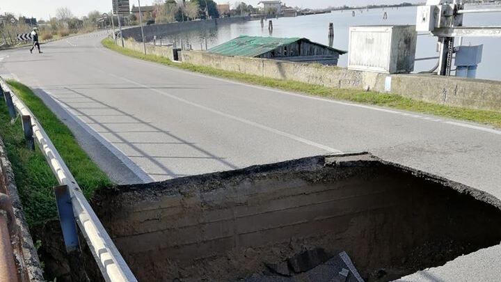 Maltempo nel Veneziano, strada viene inghiottita da una voragine