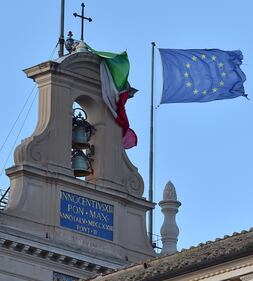 Si strappa il tricolore sul Quirinale 4