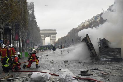 La protesta dei gilet gialli a Parigi: guerriglia sugli Champs-Élysées 6