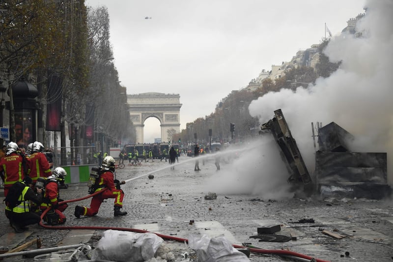 La protesta dei gilet gialli a Parigi: guerriglia sugli Champs-Élysées 6