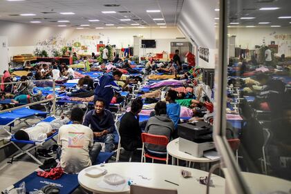 Migranti, l'hub di via Sammartini al collasso 13