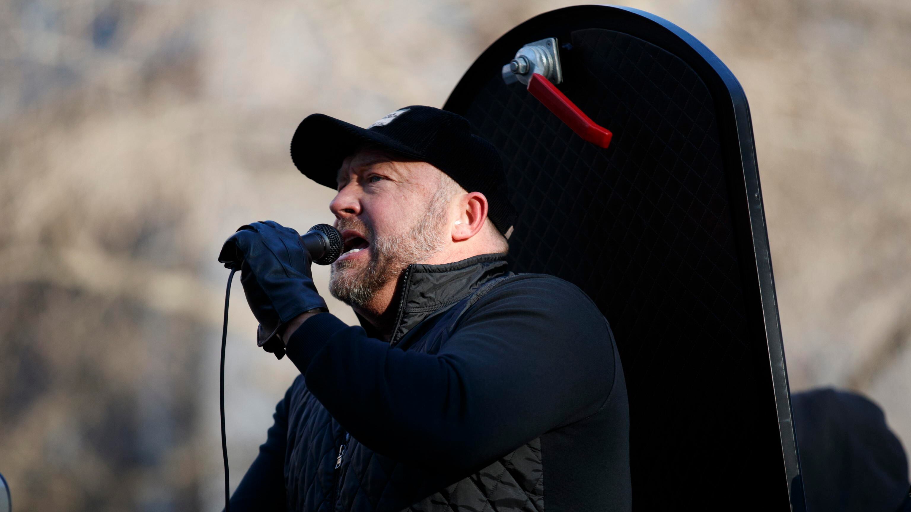 "Negò la strage dei bambini": E Alex Jones viene condannato a pagare un miliardo alle famiglie