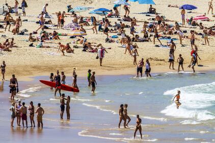 Gli australiani non pensano al coronavirus: in migliaia in spiaggia 3