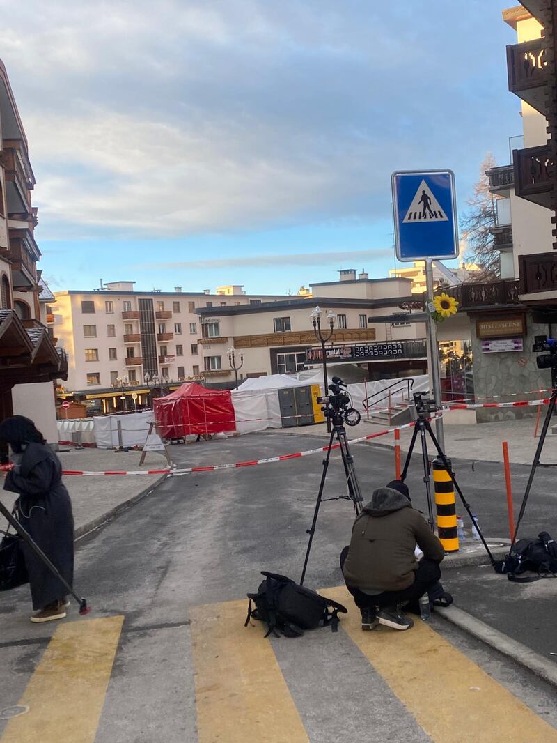 Crans-Montana, candele e lumini rossi sul luogo della strage 10