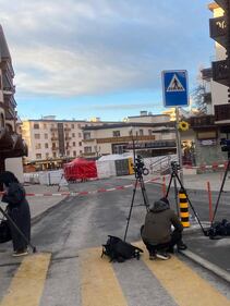 Crans-Montana, candele e lumini rossi sul luogo della strage 10