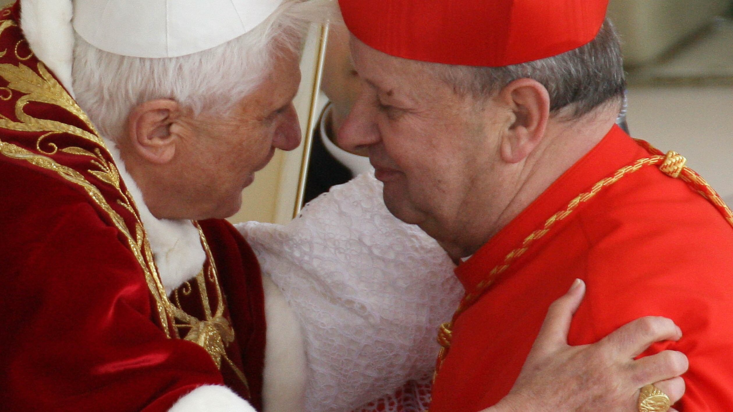 La polemica di Dziwisz, segretario di papa Wojtyla: "Dalla croce non si scende"