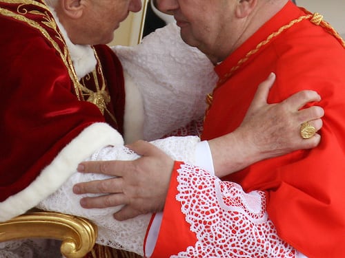 La polemica di Dziwisz, segretario di papa Wojtyla: "Dalla croce non si scende"