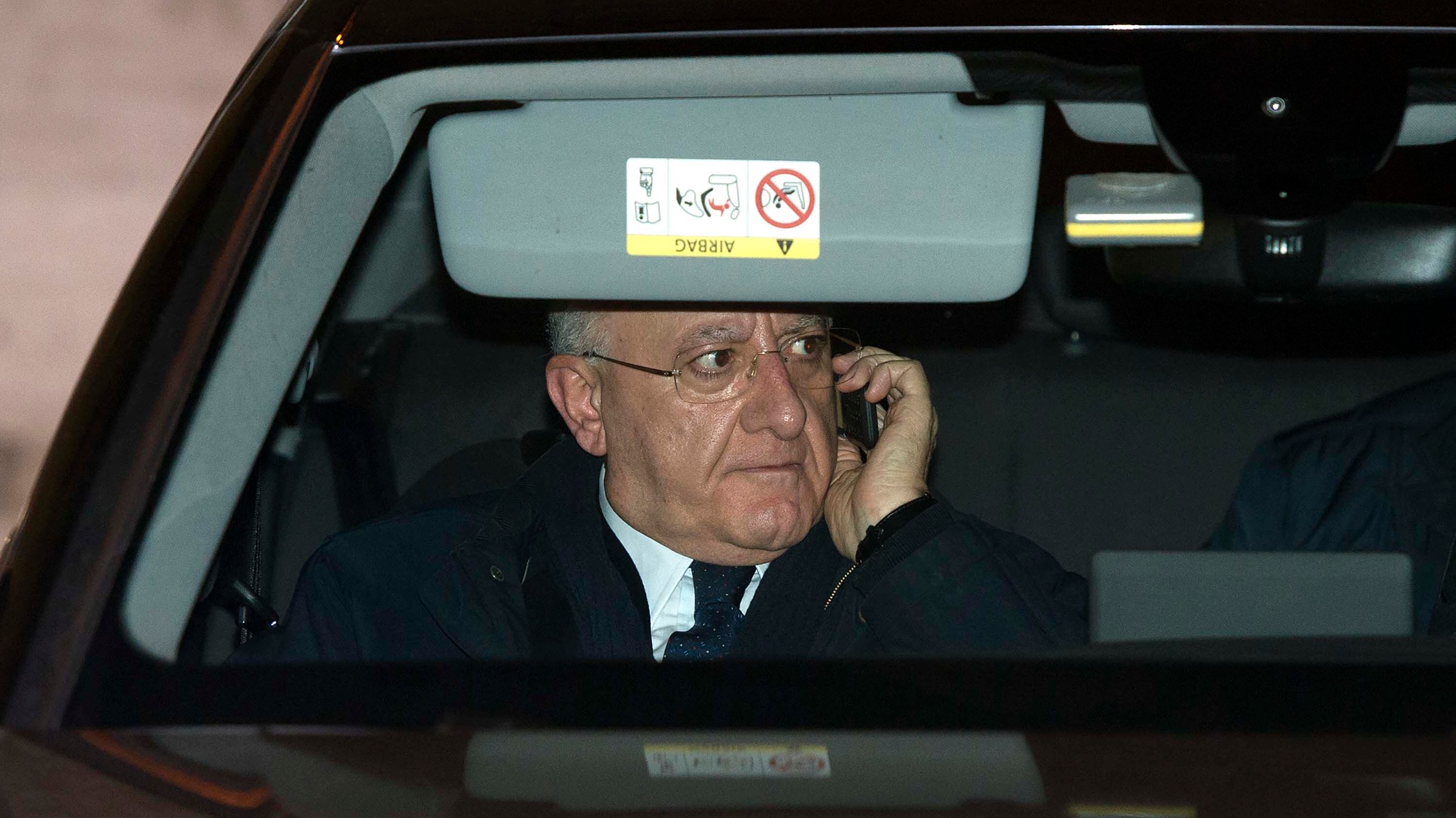 Caserta, emergenza rifiuti: sacchetti scagliati contro De Luca