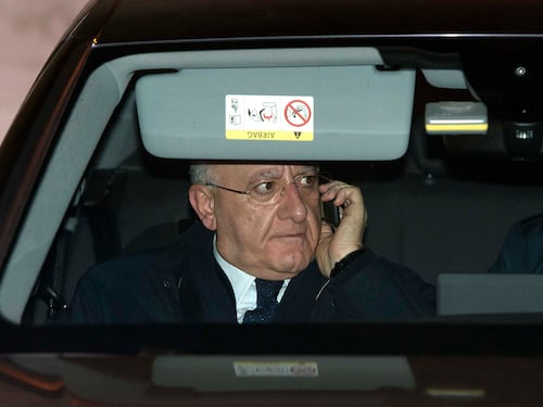 Caserta, emergenza rifiuti: sacchetti scagliati contro De Luca