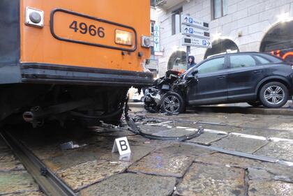Auto si scontra con tram in centro a Milano 6