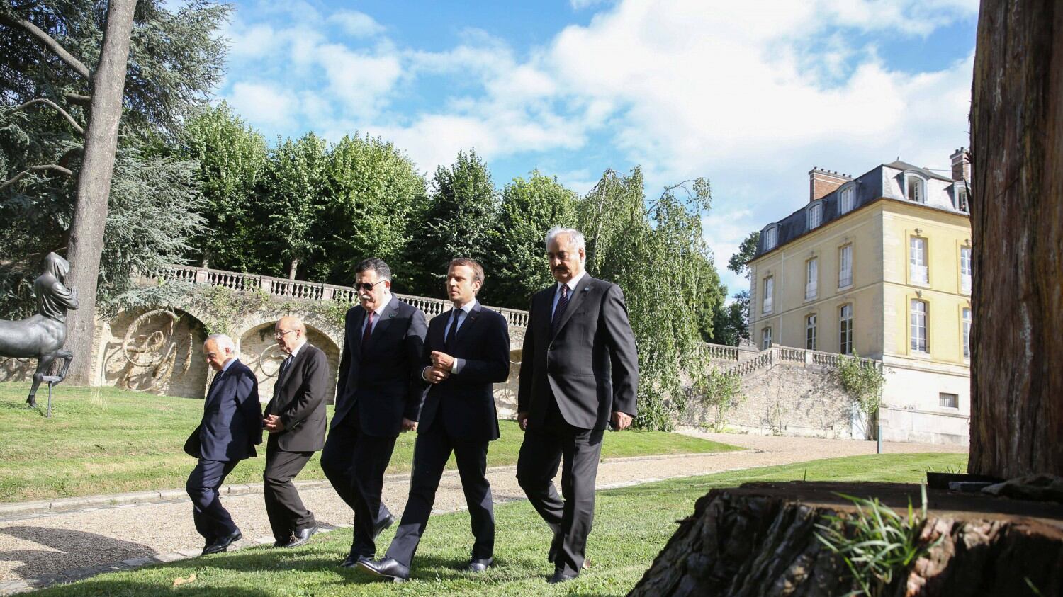 Macron "colonizza" la Libia Gentiloni umiliato ancora
