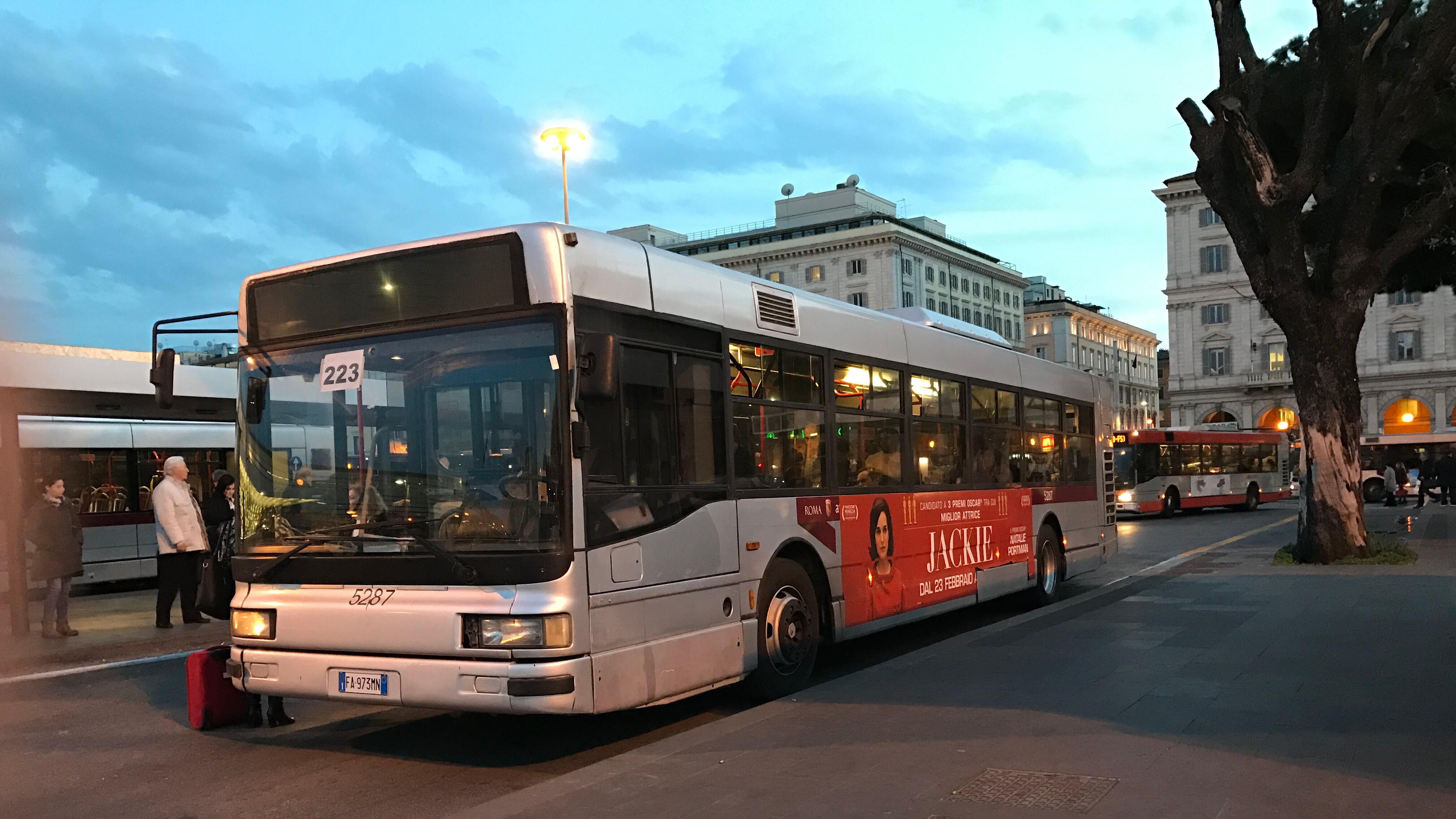 Roma, rimprovera tre giovani ubriachi. Autista Atac pestato a sangue