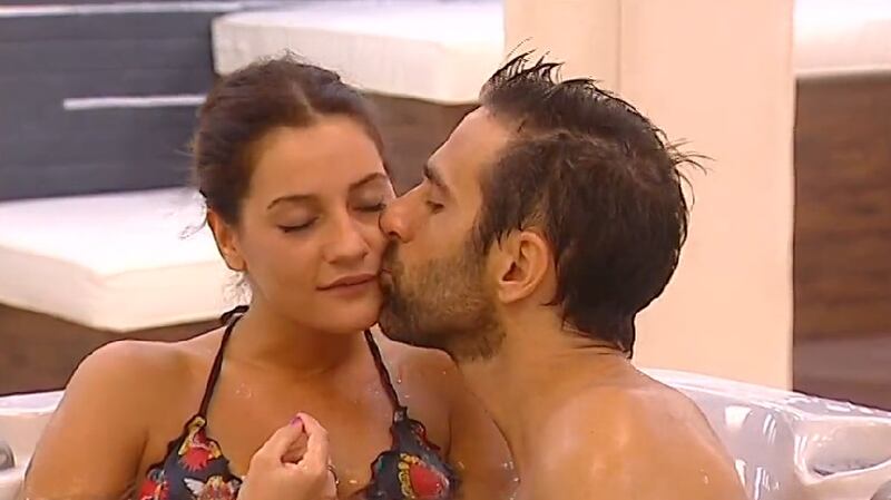 Grande Fratello 14, baci e nudi bollenti nell'idromassaggio 9