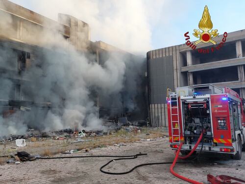 Paura a Roma, fiamme in un edificio occupato, persone all'interno: un uomo si getta per scampare al rogo