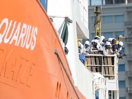 Sindaci anti-Salvini alla carica: "Apriamo i porti alla Aquarius"