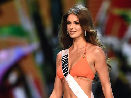 Le bellezze sfilano a Miss Universo 2019