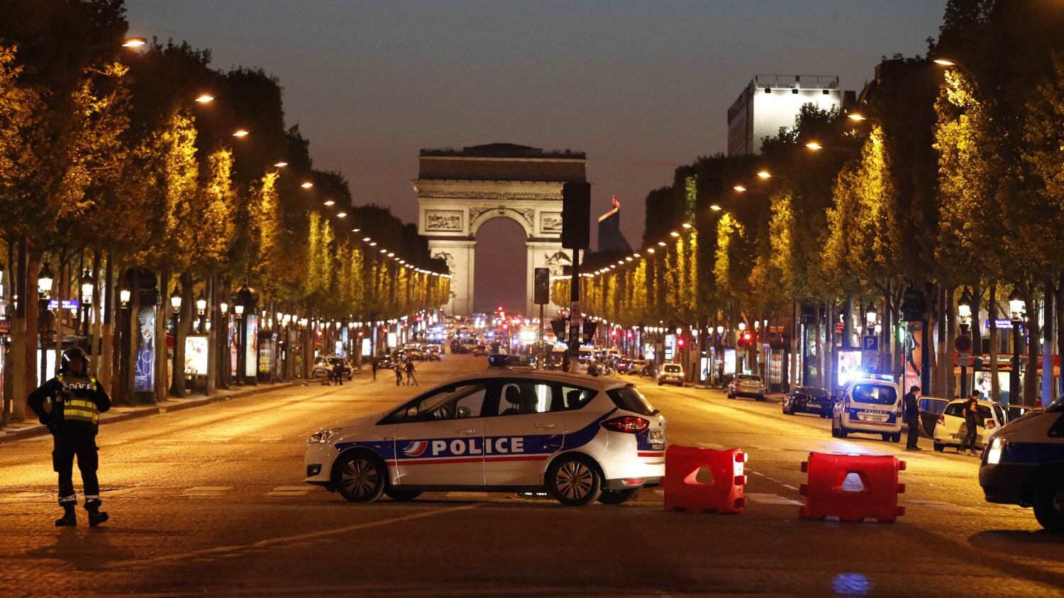 Spari sugli Champs Elysées: ucciso un poliziotto a Parigi