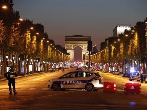 Spari sugli Champs Elysées: ucciso un poliziotto a Parigi