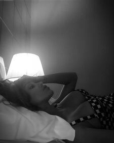 Belen Rodriguez topless in camerino 8