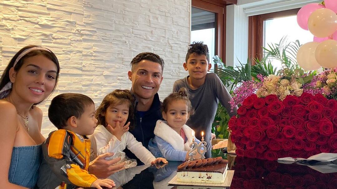 Georgina Rodriguez spegne 26 candeline e festeggia con Ronaldo