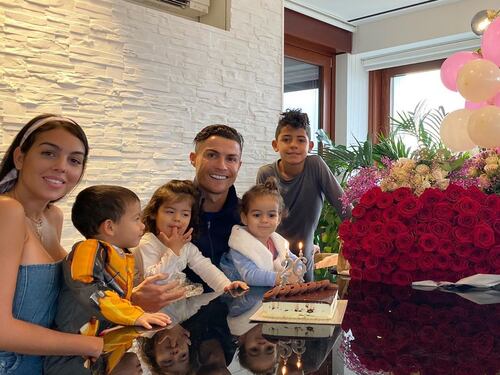 Georgina Rodriguez spegne 26 candeline e festeggia con Ronaldo