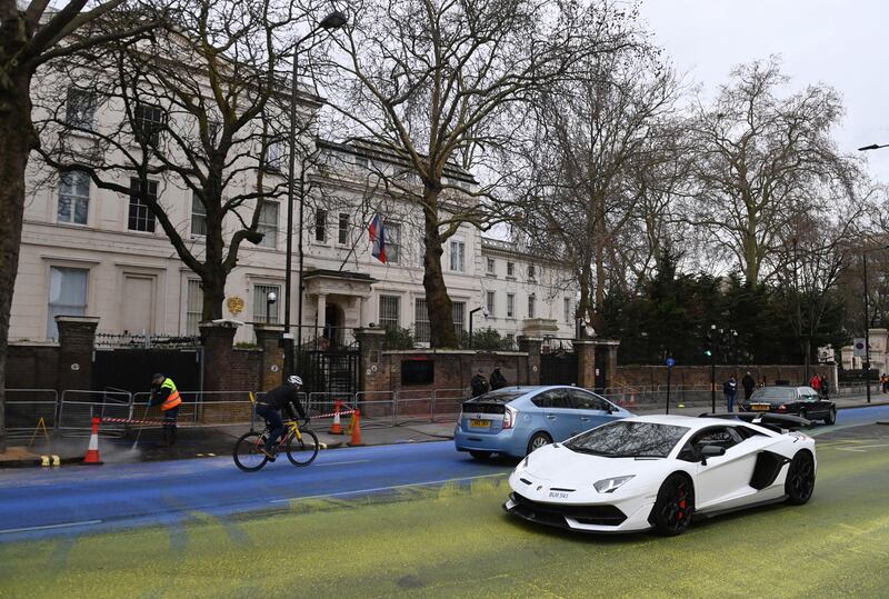 La maxi bandiera ucraina dipinta davanti all'ambasciata russa di Londra 1